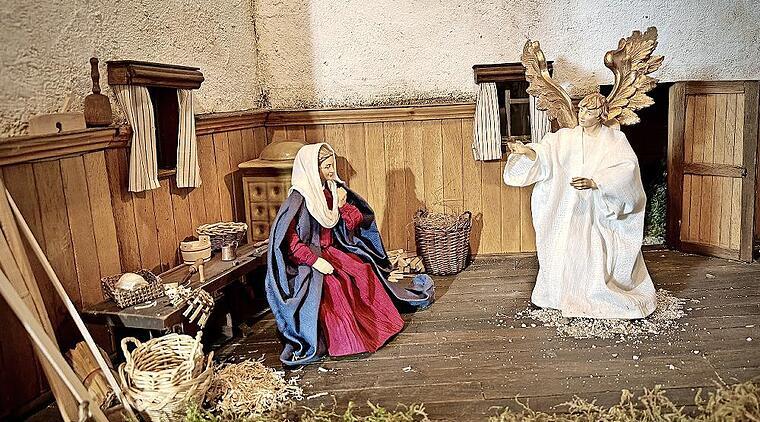 Wie zwei  M&auml;nner Schw&uuml;rbitzer Krippenkunst  lebendig halten