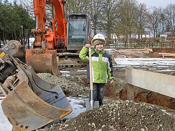 Während die Ehrengäste noch Small-Talk betrieben, legte Ben schon mal los und gab des inoffiziellen Startschuss für die neue Kindertagesstätte am Sinnberg.  Foto: Bartl
