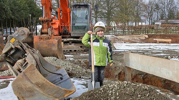 Während die Ehrengäste noch Small-Talk betrieben, legte Ben schon mal los und gab des inoffiziellen Startschuss für die neue Kindertagesstätte am Sinnberg.  Foto: Bartl