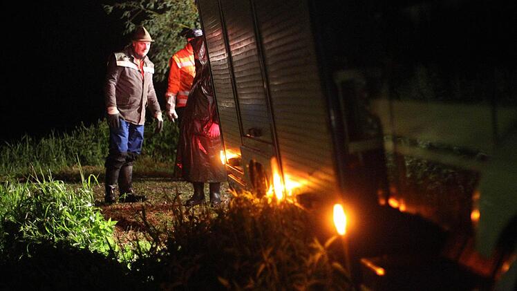 Mit vereinten Kräften kämpften Feuerwehr und THW in der Nacht auf Montag gegen einen drohenden Dammbruch am Tretzendorfer Weiher. Foto: News5 / Herse