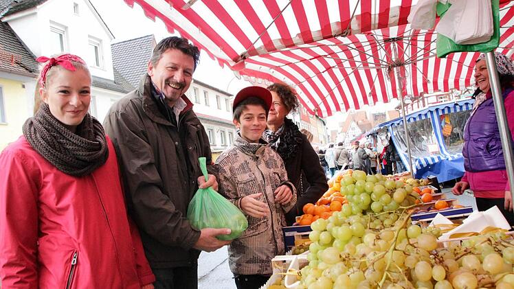 Selina, Reinhold, Fabi und Eleonore Huber kaufen auf dem Jahrmarkt in Forchheim zuckersüße Weintrauben für die ganze Familie.