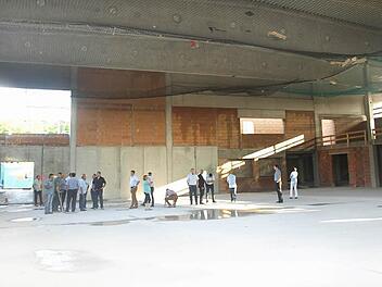 Die Wilhelm-Hegler-Sporthalle in Oerlenbach hat ihr Blechdach bereits erhalten. Architekt Johannes Messerschmitt und Bürgermeister Franz Kuhn erläuterten den Gemeinderäten den aktuellen Stand der Arbeiten, die zeitlich in Verzug sind. Fotos: Stefan Geiger