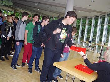 Sparkassen-Mitarbeiterin Heike Nützel verteilte die Spielunterlagen an die Schüler. Foto: Heike Schülein