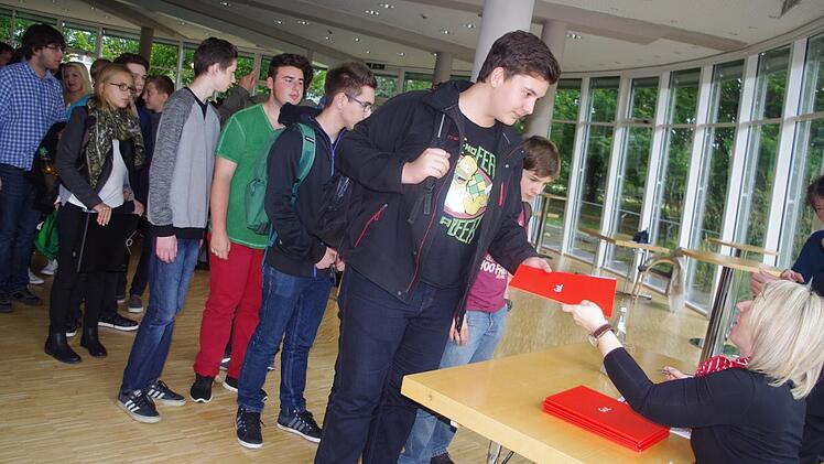Sparkassen-Mitarbeiterin Heike Nützel verteilte die Spielunterlagen an die Schüler. Foto: Heike Schülein