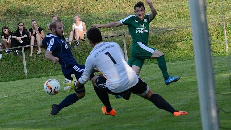 Den Schuss von Daniel Meyer (hinten) kann SSV-Torwart Sebastian Eck noch gerade so abwehren - allerdings direkt vor die Füße von Gashi, der zum 0:1 einschiebt. Foto: Alexander Muck