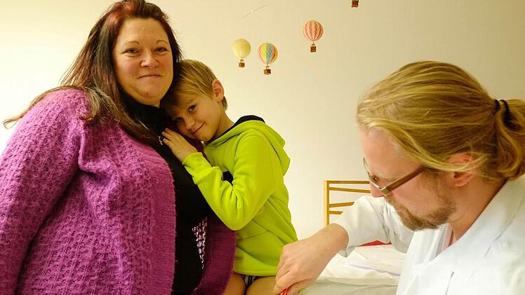 Bei Mama Sandra Janner fühlt sich Leon (6) am wohlsten. Assistenzarzt Philipp Bornschlegl überzeugt sich währenddessen davon, dass der Sechsjährige keine bleibenden Schäden davongetragen hat. Fotos: Nikolas Pelke