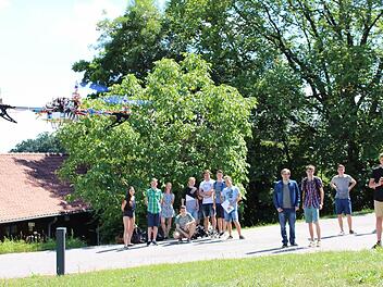 Auf der Wiese hinter der Hochschule traten die Zehntklässler den Beweis an, dass ihr selbstgebauter Quadrokopter tatsächlich fliegen kann.  Foto: Ulrike Nauer
