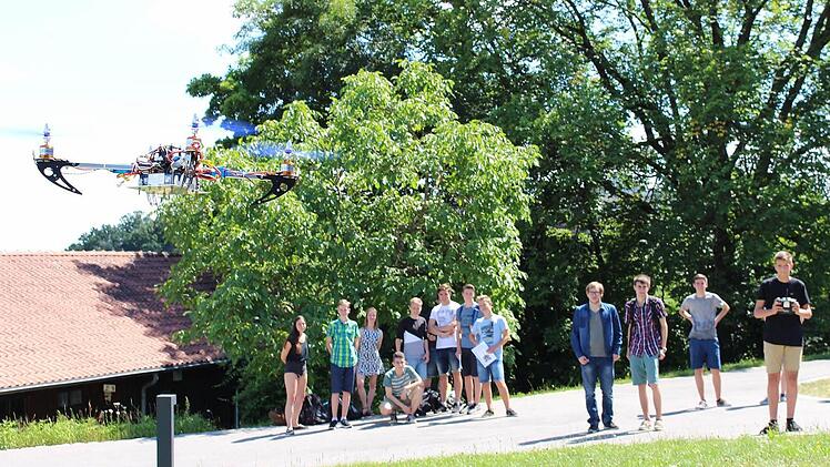 Auf der Wiese hinter der Hochschule traten die Zehntklässler den Beweis an, dass ihr selbstgebauter Quadrokopter tatsächlich fliegen kann.  Foto: Ulrike Nauer