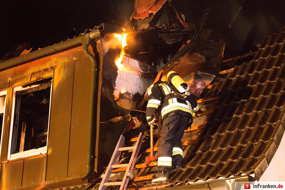 Wohnhaus wird durch Blitzschlag ein Raub der Flammen - Bewohner können sich rechtzeitig retten - Brand hält rund 100 Feuerwehrleute in Atem