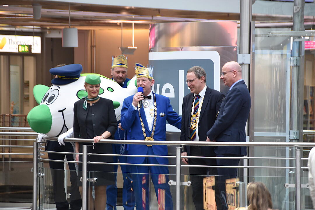 Fasching: Traditioneller Prinzenflug am Nürnberger Flughafen