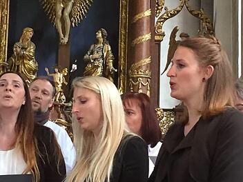 Die 21 Sänger und Sängerinnen folgten dem Dirigent Matthias Nöth aufmerksam.  Regina Rinke