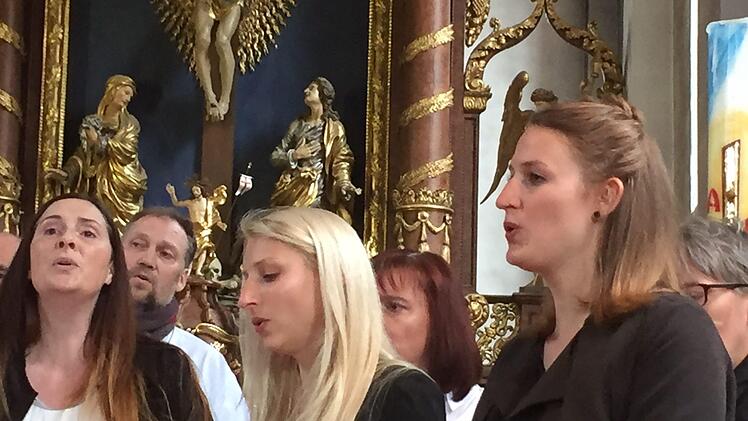 Die 21 Sänger und Sängerinnen folgten dem Dirigent Matthias Nöth aufmerksam.  Regina Rinke