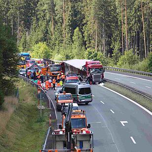 Lkw-Unfall auf A93: Stahlplatten fliegen vom Sattelzug