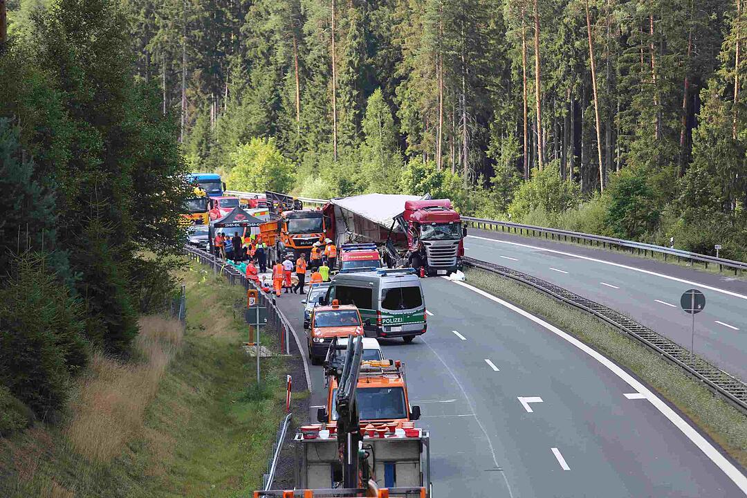 Lkw-Unfall auf A93: Stahlplatten fliegen vom Sattelzug