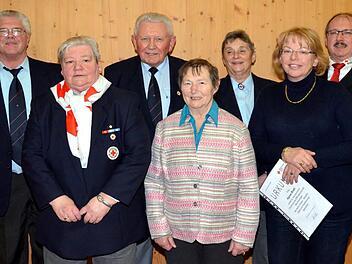 Im Rahmen der Jahreshauptversammlung der Kissinger Rotkreuz-Bereitschaft zeichnete Bereitschaftsleiter Robert Weber  langjährige Mitglieder aus. Auf unserem Foto (von links): Ralf Peter Beck, Elisabeth Metz, Franz Zehkorn, Helma Weber, Marika Hahn, Agnes Brath und Robert Weber. Peter Rauch