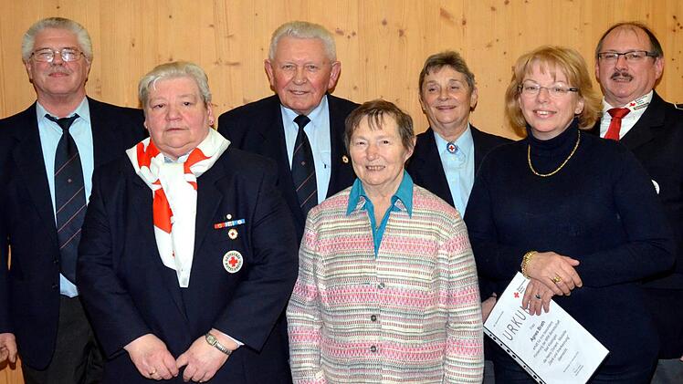 Im Rahmen der Jahreshauptversammlung der Kissinger Rotkreuz-Bereitschaft zeichnete Bereitschaftsleiter Robert Weber  langjährige Mitglieder aus. Auf unserem Foto (von links): Ralf Peter Beck, Elisabeth Metz, Franz Zehkorn, Helma Weber, Marika Hahn, Agnes Brath und Robert Weber. Peter Rauch