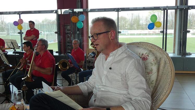 Rainer Mahr las die Geschichte vom kleinen Prinzen, deren Handlung das Blasorchester Sand musikalisch darstellte. Foto: Christian Licha