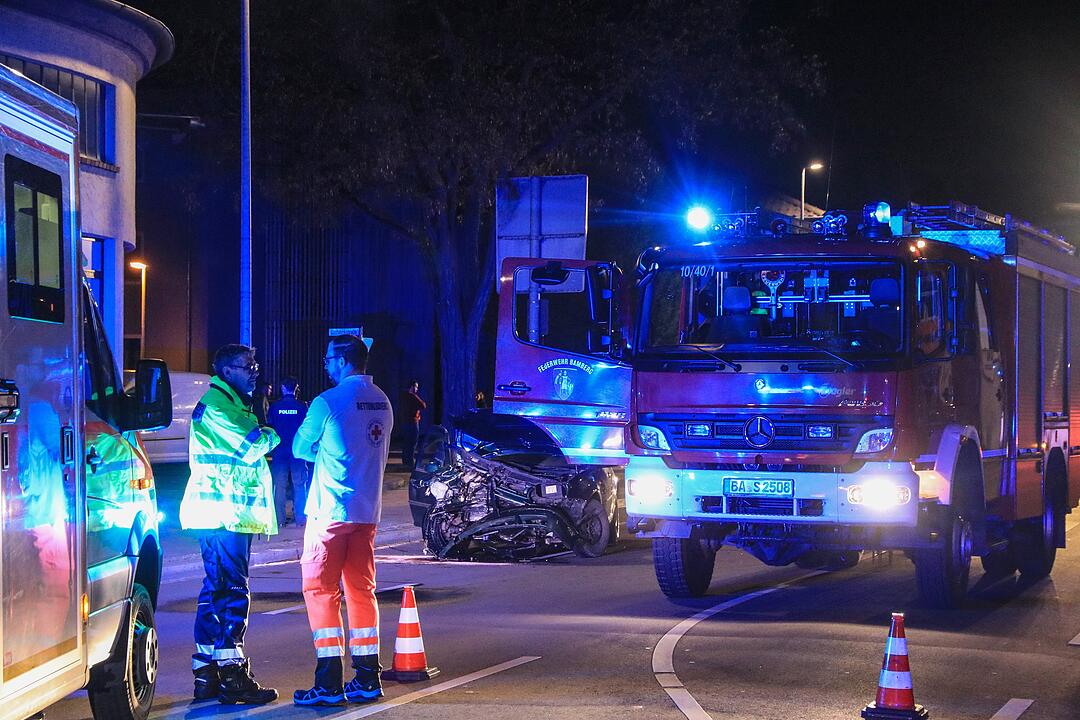 Bamberg: Auto kracht in Taxi - Verursacher flüchtet und lässt Verletzte zurück