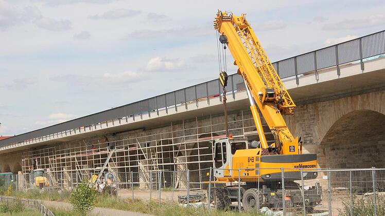 Schweres Gerät auf der Baustelle: Ein Kran wartet auf seinen Einsatz.