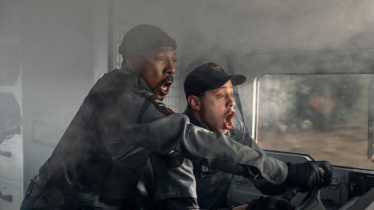 Für Russell (Eddie Murphy, links) und Travis (Pete Davidson) sind Geldübergaben eigentlich Routine. Doch dann geht etwas gehörig schief.
