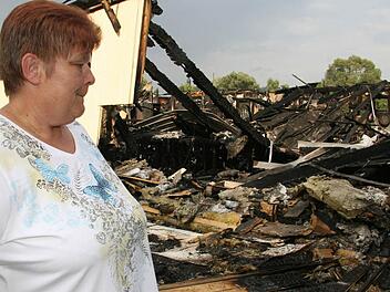 Die Vorsitzende des Schützenvereins Untersteinach, Inge Winkler, schaut  betrübt  auf den ehemaligen Schießstand. Die Schießanlagen waren ebensowenig  versichert wie die Gewehre.  Fotos: Sonja Adam