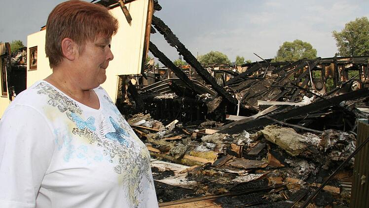 Die Vorsitzende des Schützenvereins Untersteinach, Inge Winkler, schaut  betrübt  auf den ehemaligen Schießstand. Die Schießanlagen waren ebensowenig  versichert wie die Gewehre.  Fotos: Sonja Adam