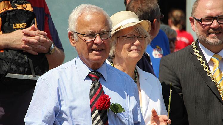 Landrat Rudolf Handwerker war einer der Gratulanten. Rechts Bürgermeister Robert Herrmann udn Ehefrau Christiane. Foto: Kiesewetter
