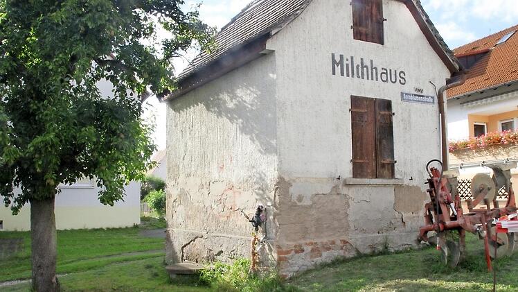 Und wieder steht landwirtschaftliches Gerät am Milchhaus. In Farbe sieht es erstaunlicherweise zerfallener aus.  Foto: Michael Busch