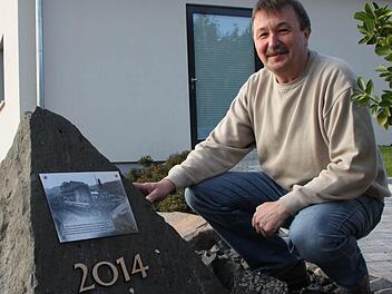In diesem Jahr stellte die Gemeinde einen Stein auf, der an das Basaltwerk erinnert. Die ehemaligen Abbruchgebiete an Steinküppel, Gebirgstein und Kellerstein kennt Roland Römmelt ganz genau. Als Jäger ist er viel in den heimischen Wäldern unterwegs.Foto: Ulrike Müller