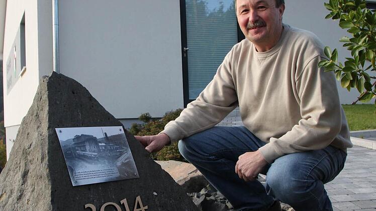 In diesem Jahr stellte die Gemeinde einen Stein auf, der an das Basaltwerk erinnert. Die ehemaligen Abbruchgebiete an Steinküppel, Gebirgstein und Kellerstein kennt Roland Römmelt ganz genau. Als Jäger ist er viel in den heimischen Wäldern unterwegs.Foto: Ulrike Müller