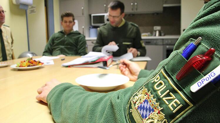 Dienstgruppe D der Polizei Bamberg-Land: Besprechung am Samstagmorgen. Danach geht es auf Streife . Foto: Sebastian Martin