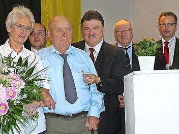 BRK-Kreisvorsitzender Landrat Klaus Peter Söllner zeichnete Martin Stocker für 50 Jahre Bereitschaftsdienst mit der Ehrennadel des Deutschen Rotes Kreuzes aus. Hermine Stocker erhielt als Dank für fünf Jahrzehnte Mitarbeit einen Blumenstrauß. Unser Bild zeigt (von links) stellvertretende Bereitschaftsleiterin Christina Ott, Hermine Stocker, Bereitschaftsleiter Dominik Kolb, Martin Hain, BRK-Kreisvorsitzenden Landrat Klaus Peter Söllner, stellvertretenden Bürgermeister Alfred Kolenda, BRK-Krei...