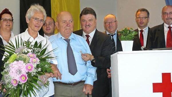 BRK-Kreisvorsitzender Landrat Klaus Peter Söllner zeichnete Martin Stocker für 50 Jahre Bereitschaftsdienst mit der Ehrennadel des Deutschen Rotes Kreuzes aus. Hermine Stocker erhielt als Dank für fünf Jahrzehnte Mitarbeit einen Blumenstrauß. Unser Bild zeigt (von links) stellvertretende Bereitschaftsleiterin Christina Ott, Hermine Stocker, Bereitschaftsleiter Dominik Kolb, Martin Hain, BRK-Kreisvorsitzenden Landrat Klaus Peter Söllner, stellvertretenden Bürgermeister Alfred Kolenda, BRK-Krei...