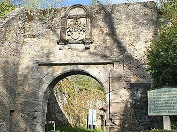 Der Eingang zur Ruine Streitberg mit der Texttafel (r.) Foto: Reinhard Löwisch