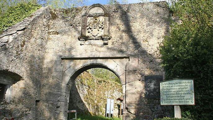 Der Eingang zur Ruine Streitberg mit der Texttafel (r.) Foto: Reinhard Löwisch