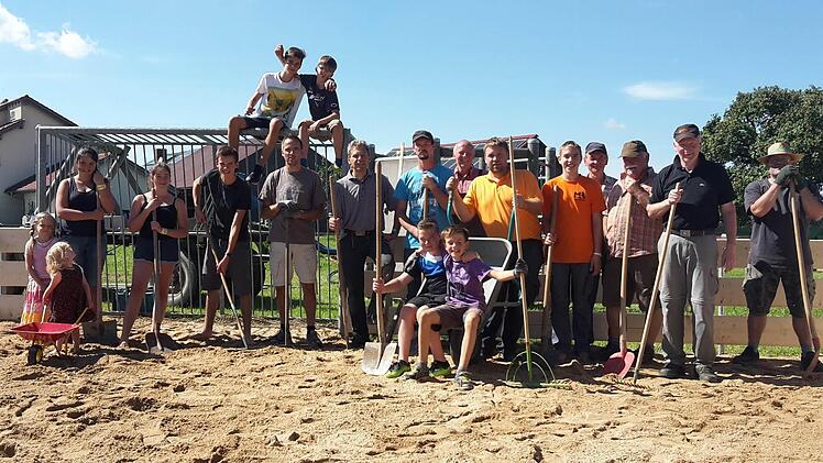 Sämtliche Helfer stellten sich am Ende zum Gruppenbild auf dem Spielplatz auf. Foto: Isabell Gerr