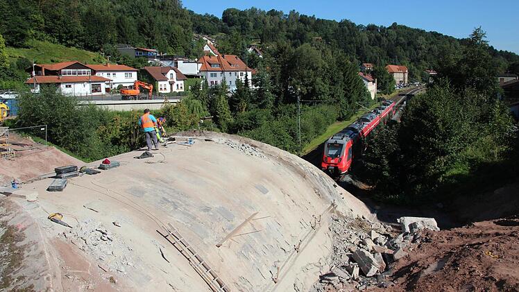 Der Zugverkehr rollt, während die Bauarbeiten laufen.  Foto: Friedwald Schedel