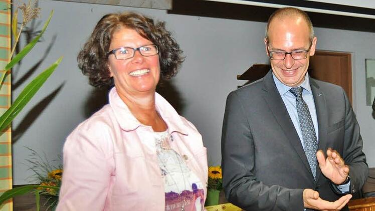 Die Vorsitzende des Gartenbauvereins Kümmel, Elvira Hornung, hat allen Grund zur Freude, denn soeben hat ihr Landrat Christian Meißner die Urkunde für den ersten Platz beim Bundeswettbewerb "Unser Dorf soll schöner werden" auf Kreisebene überreicht. Foto: Ingrid Kohles