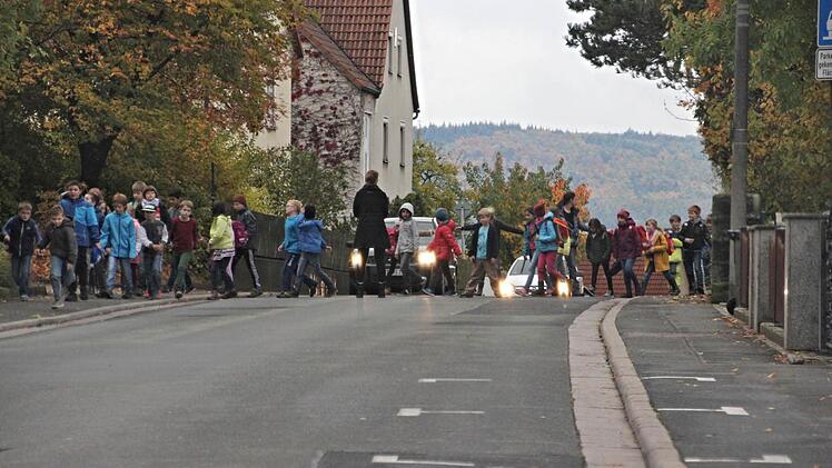 Kontrolliert werdwen die Kinder überd ei Straße geführt