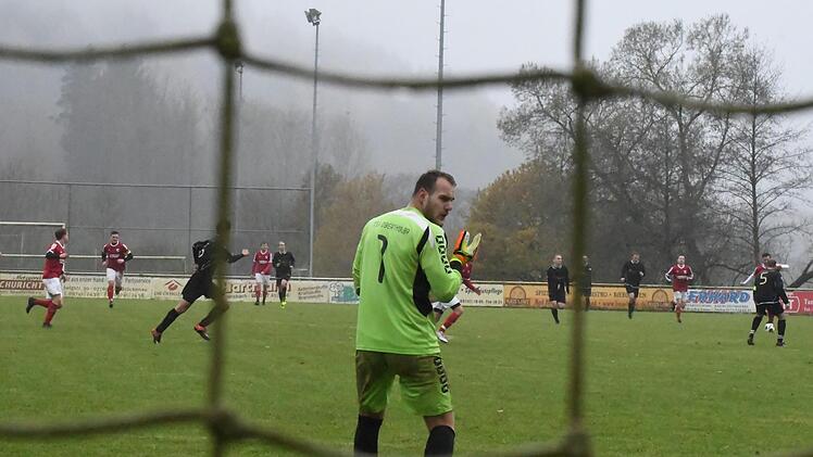 Dreimal zurückblicken musste Oberthulbas Torwart Julian Reusch im Spiel gegen Bad Brückenau.Hopf