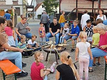 Das Stockbrotbacken beim Herbstfest des Gartenbauvereins Melkendorf war vor allem für die Kinder eine Attraktion. Foto: Bernd Müller