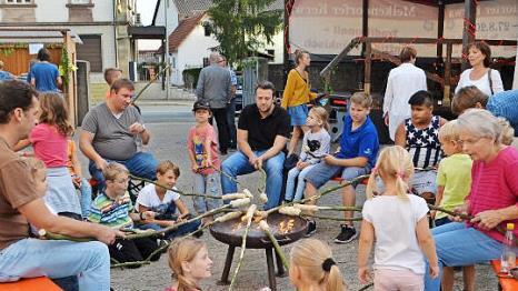 Das Stockbrotbacken beim Herbstfest des Gartenbauvereins Melkendorf war vor allem für die Kinder eine Attraktion. Foto: Bernd Müller