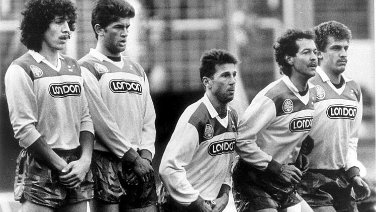 Verstoß gegen Sitte und Moral? Spieler des FC Homburg, mit der vor 30 Jahren umstrittenen Kondom-Werbung auf der Brust, im März 1988 beim Bilden einer Freistoßmauer. Michael Probst, dpa