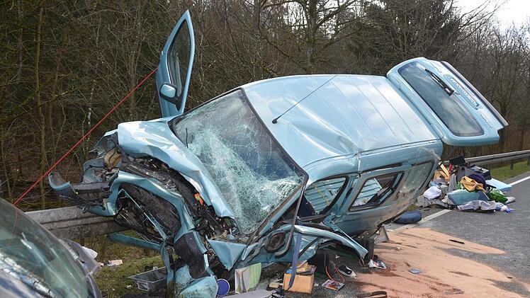 Auf der Staatsstra&szlig;e 2291 im Landkreis Bad Kissingen kam es am Sonntag zu einem t&ouml;dlichen Verkehrsunfall. Foto:  Peter Rauch