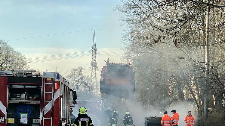 Erlangen: Feuer in Müllabfuhr-Wagen - "Brand weit fortgeschritten"