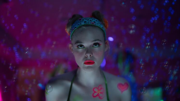 Um Geld f&uuml;r ihr Baby zu verdienen, erstellt Margo (Elle Fanning) einen OnlyFans-Account - und wird damit ziemlich erfolgreich.