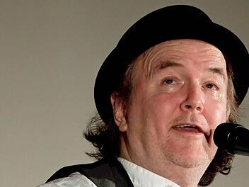 Liedermacher mit treuer Fangemeinde: Gerhard Schöne begeistert bei seinem Coburg-Gastspiel im Contakt zahlreiche Zuhörer.Fotos: Jochen Berger