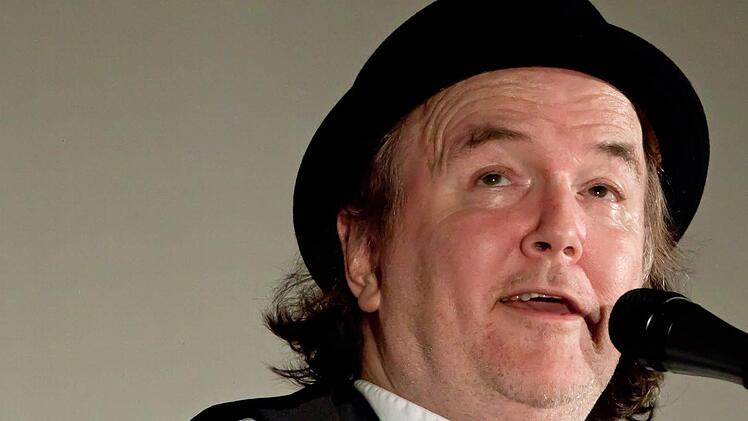 Liedermacher mit treuer Fangemeinde: Gerhard Schöne begeistert bei seinem Coburg-Gastspiel im Contakt zahlreiche Zuhörer.Fotos: Jochen Berger