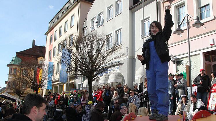 Der neunjährige Justin ist mit seiner Mutter extra aus Bad Kissingen gekommen, um den Bad Brückenauer Fasching zu erleben.