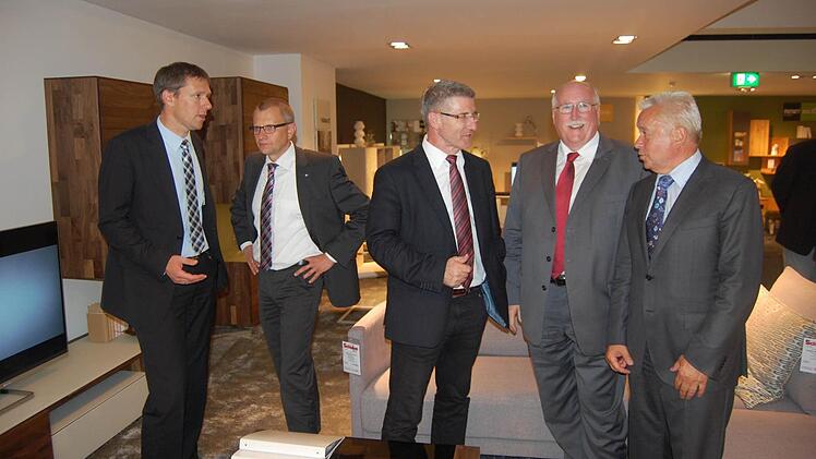 Bei der Eröffnung des Einrichtungshauses Schulze (von links): Rödentals Bürgermeister Marco Steiner, IHK-Hauptgeschäftsführer Siegmar Schnabel, Landrat Michael Busch, Regierungspräsident Wilhelm Wenning und Wolfgang Schulze. Fotos: Oliver Schmidt